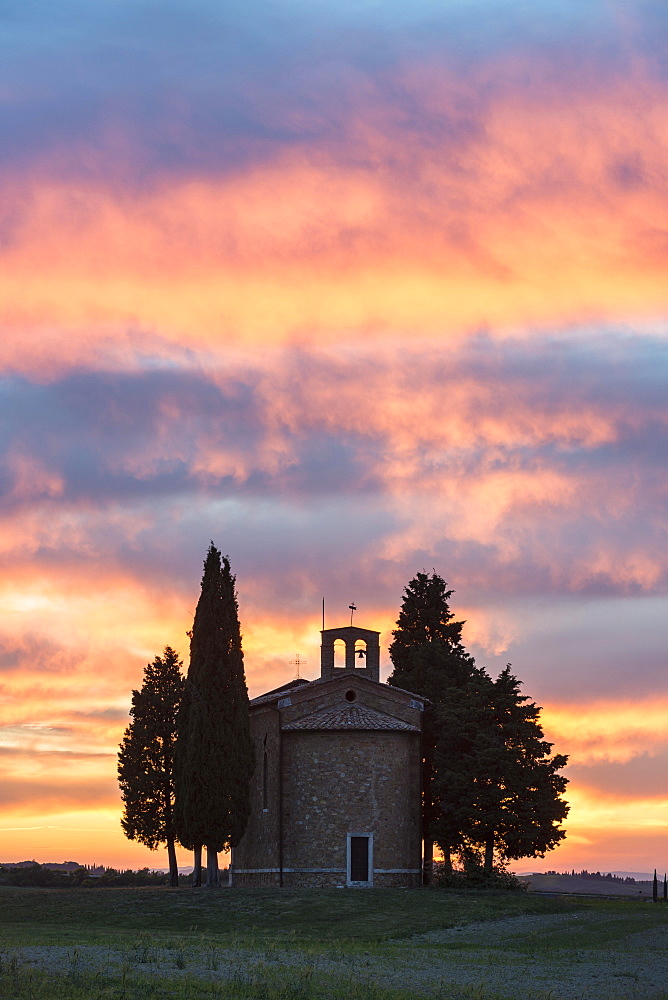 Cappella della Madonna di Vitaleta, chapel at sunset, afterglow, Val D'Orcia, Tuscany, Italy, Europe