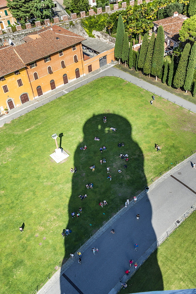 Tourists cooling off in the shade of the Leaning Tower of Pisa, Piazza del Duomo, Piazza dei Miracoli, Pisa, Tuscany, Italy, Europe