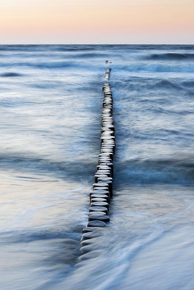 Breakwaters or groynes in the evening light, breaking wave, Baltic Sea, Zingst, Fischland-Darss-Zingst peninsula, Mecklenburg-Western Pomerania, Germany, Europe