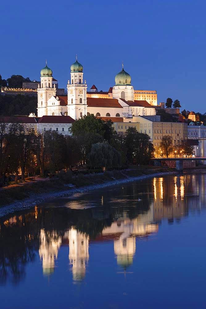 View over the Inn to St.Stephan's Cathedral and Veste Oberhaus, Passau, Lower Bavaria, Bavaria, Germany, Europe