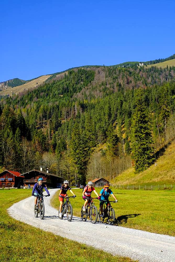 Cyclists, mountain bikers at the Kloo Aschauer Diensthuette, Kloo-Ascher Valley, near Bayrischzell, Upper Bavaria, Bavaria, Germany, Europe