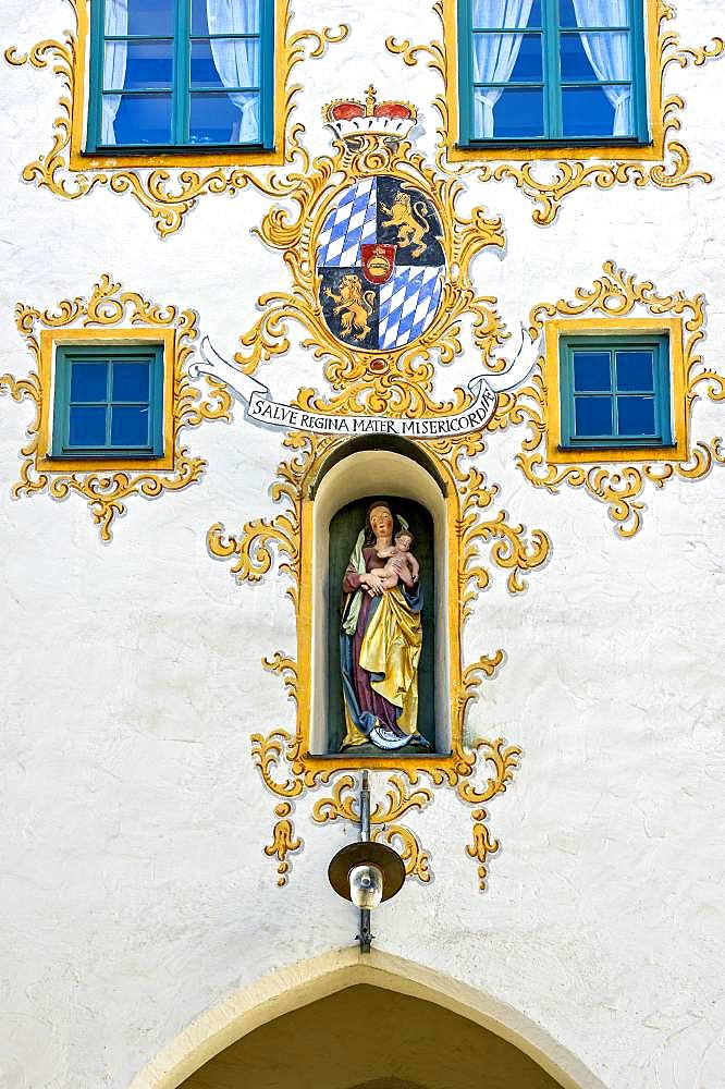 Coat of arms of the electorate of Bavaria, statue of the Virgin Mary, entrance gate or Westernacher Tor, medieval city gate, old town, Mindelheim, Swabia, Bavaria, Germany, Europe