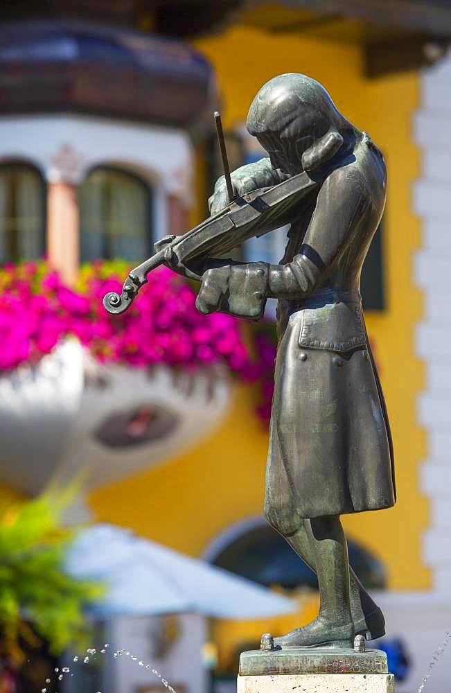 Market place, Mozart statue at the Mozart fountain, Sankt Gilgen am Wolfgangsee, Salzkammergut, Province of Salzburg, Austria, Europe