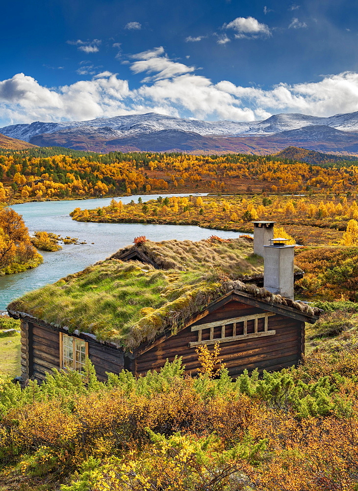 Wooden cabin, wide landscape, turquoise river, colorful vegetation and discolored trees in autumn, Ruska Aika, Indian Summer, Indian Summer, Indian Summer, Tessand, Innlandet, Norway, Europe