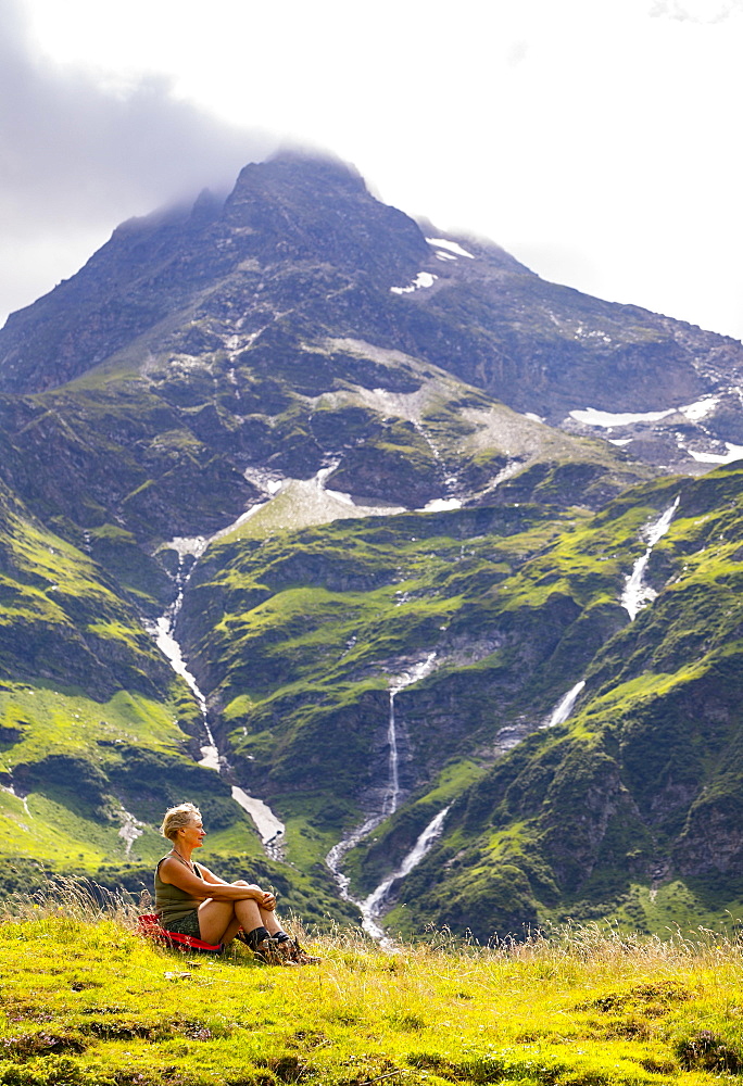 Hiker in the Nassfeld Valley, Nassfeld, Sportgstein, Gastein Valley, Hohe Tauern, Bad Gastein, Province of Salzburg, Austria, Europe