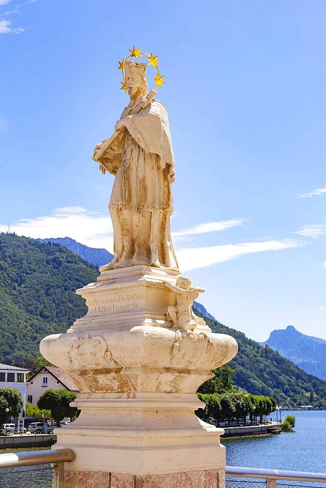 Nepomuk statue on the Traun bridge, Gmunden, Lake Traun, Salzkammergut, Upper Austria, Austria, Europe