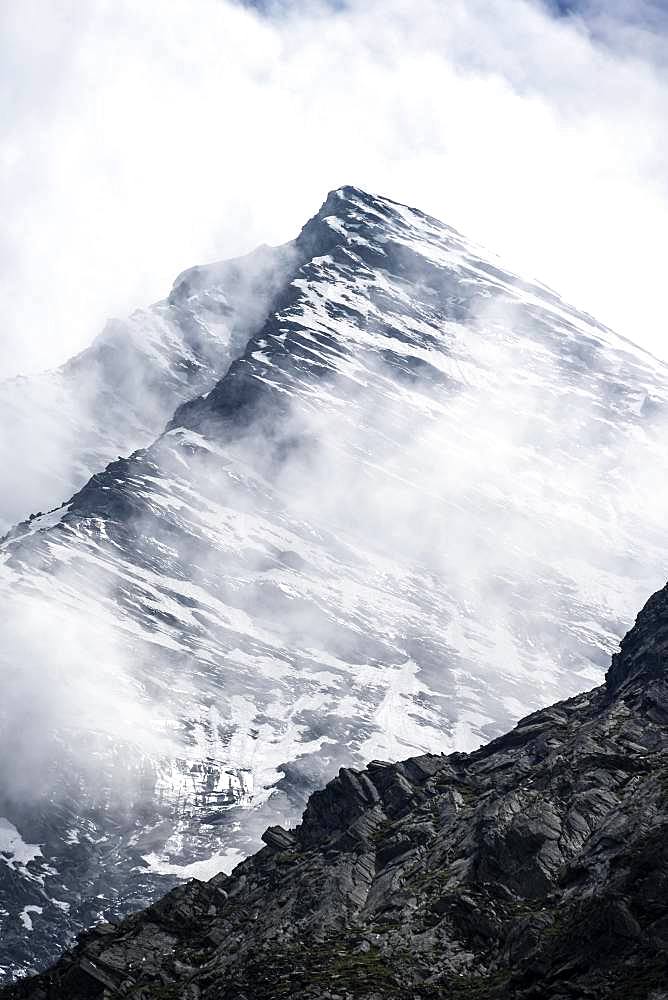 Grosser Moerchner, snow-covered mountains in fog, high alpine landscape, Berliner Hoehenweg, Zillertal Alps, Zillertal, Tyrol, Austria, Europe