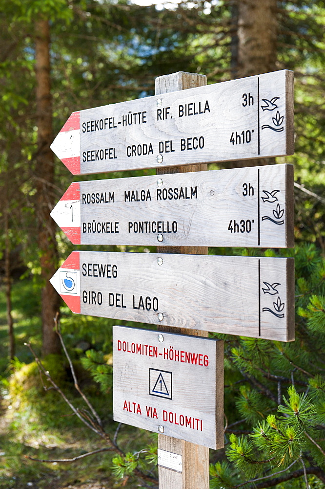 Dolomites high trail 1 to the Seekofel hut, wooden hiking sign, lake trail around the Pragser Wildsee, Lago di Lake Prags, Dolomites, Lake Prags, Trentino Alto Adige, Italy, Europe