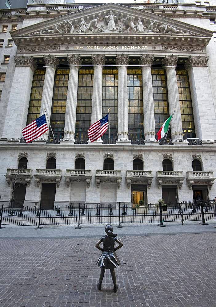 Bronze-Statue Fearless Girl, furchtloses Maedchen von der amerikanischen Bildhauerin Kristen Visbal vor dem Gebaeude der New Yorker Boerse, New York Stock Exchange, NYSE, Wall Street, Finanzbezirk, Manhattan, New York City, New York State, USA, North America