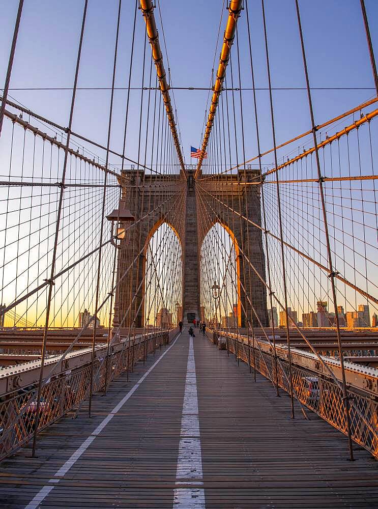 Brooklyn Bridge bei Sonnenaufgang, Brooklyn, Manhattan, New York City, New York, USA, North America