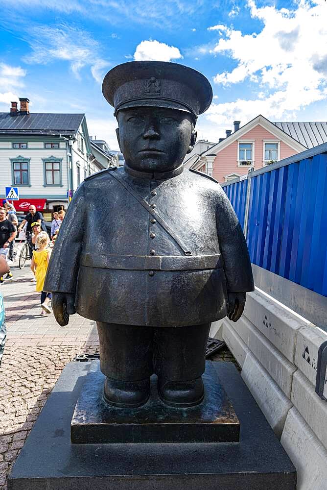 Toripolliisi poilice man statue, Oulu, Finland, Europe