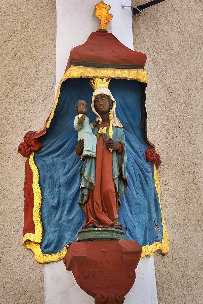 Figure of the black Madonna with baby Jesus in the Marktstrasse, Bad Toelz, Upper Bavaria, Bavaria, Germany, Europe