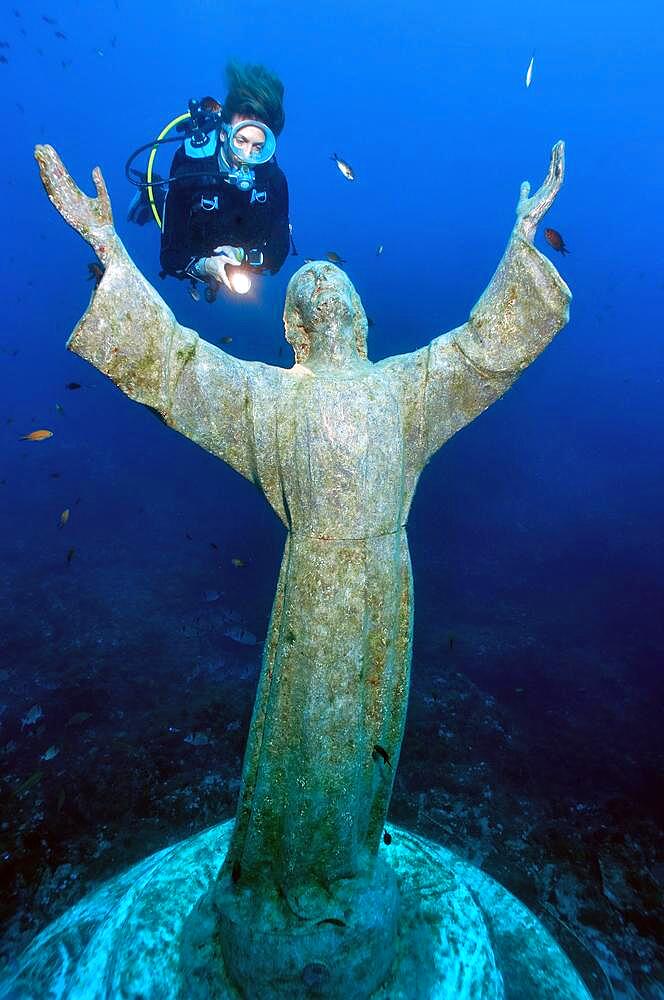 Diver looking at statue of Christ, Mediterranean Sea, San Fruttuoso, Portofino Peninsula, Liguria, Italy, Europe