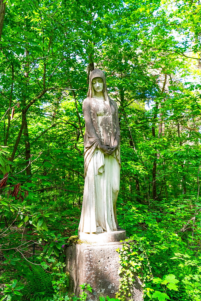 Grave sculpture, historical cemetery Suedwestkirchhof Stahnsdorf, Potsdam-Mittelmark, Brandenburg, Germany, Europe