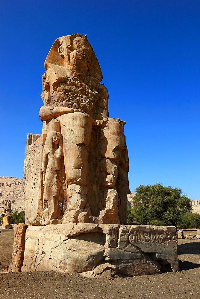 The Memnon Colossi at Luxor, Arabic el-Colossat or es-Salamat, standing ancient Egyptian colossal statues, 14th century BC, Nile Valley, Thebes-West, Egypt, Africa