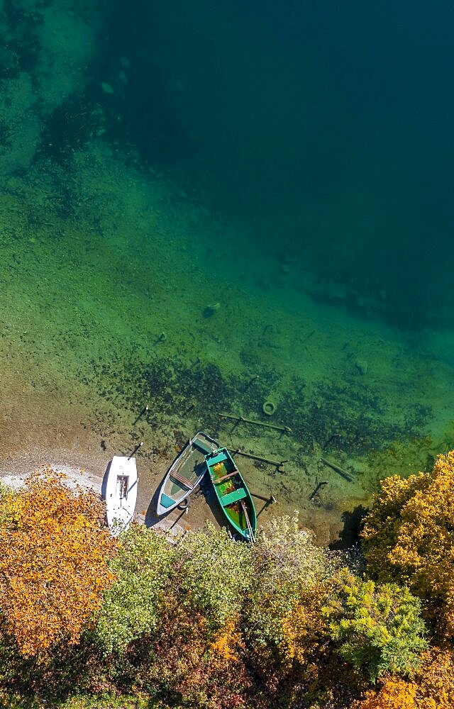 Aerial view, rowing boats on the shore, lake from above, Walchensee, Upper Bavaria, Bavaria, Germany, Europe