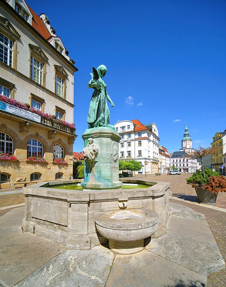 Mallet Fountain by Johannes Hartmann in front of the Doebeln Town Hall, Obermarkt, Doebeln, Saxony, Germany, Europe