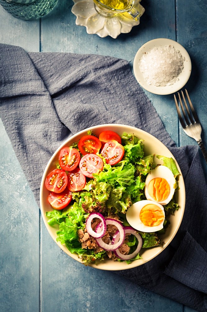 Salad bowl with tuna, egg, tomato and onions - healthy food