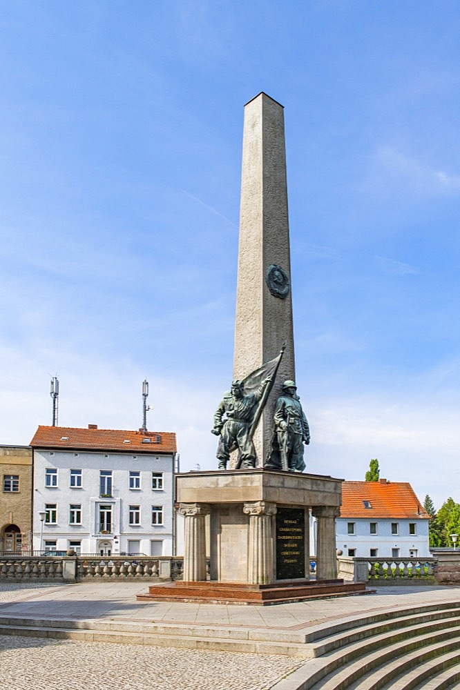 Soviet memorial with bronze figures of Russian soldiers and obelisk, Bandenburg an der Havel, Brandenburg, Germany, Europe