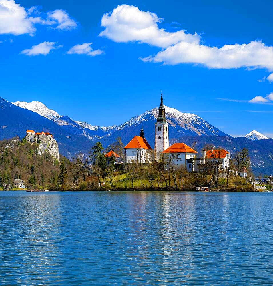 Bled Castle, St. Mary's Church, Pilgrimage Church of the Assumption of the Virgin Mary, on the island in Lake Bled, Lake Velda or Lake Felder, Slovenian Blejsko jezero, against a snow-covered Alpine backdrop, Bled, Upper Carniola (Gorenjska), Slovenia, Europe