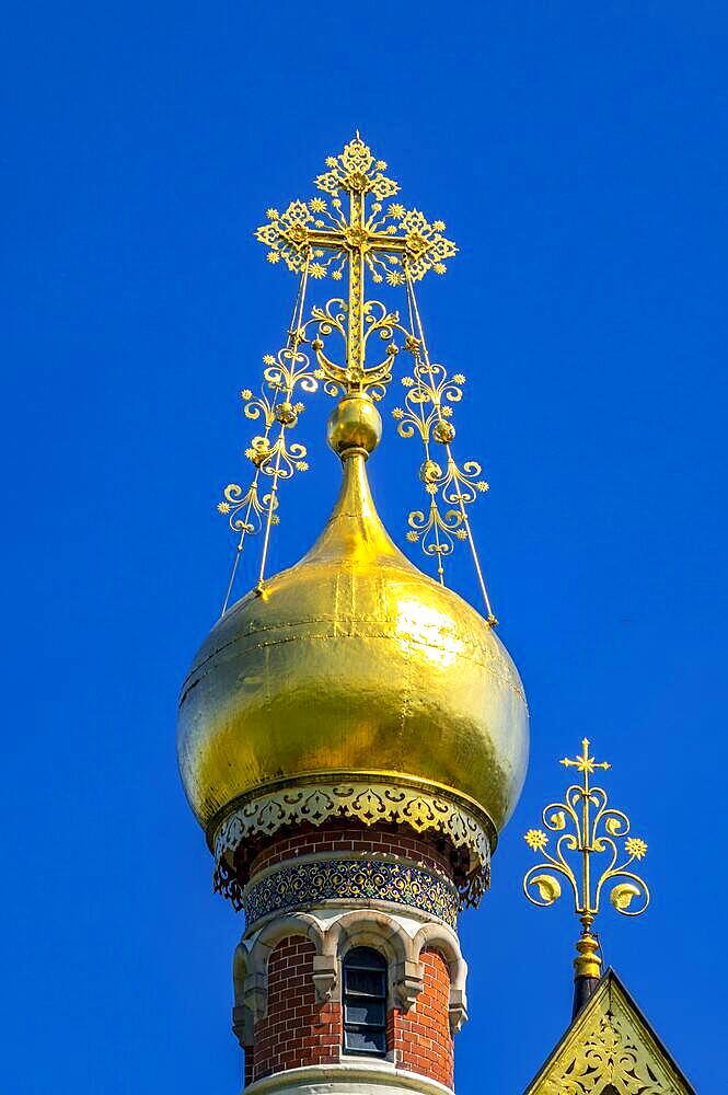 Russian Chapel, Russian Orthodox Church of All Saints, gold-coloured dome with cross in the spa gardens of Bad Homburg vor der Hoehe, Hesse, Germany, Europe