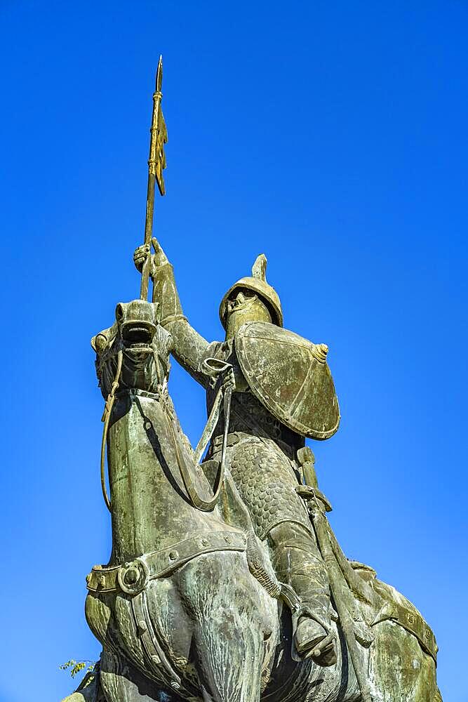 Statue of Vimara Peres in front of the Se do Porto Cathedral, Porto, Portugal, Europe