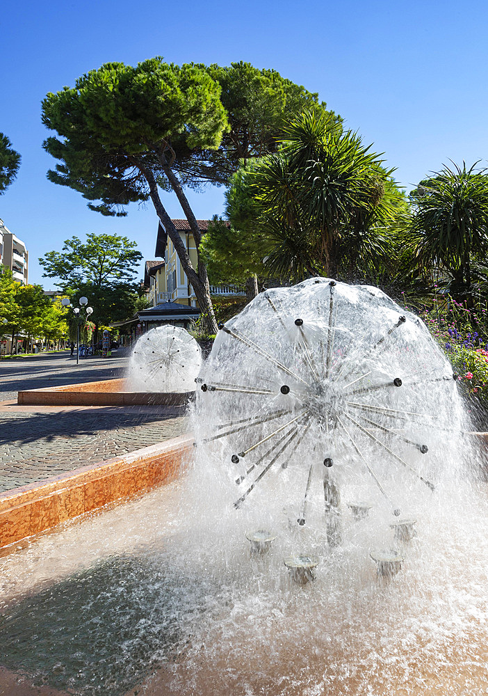 Pedestrian zone, fountain in the Marchesan park, Grado, Friuli Venezia Giulia, Italy, Europe