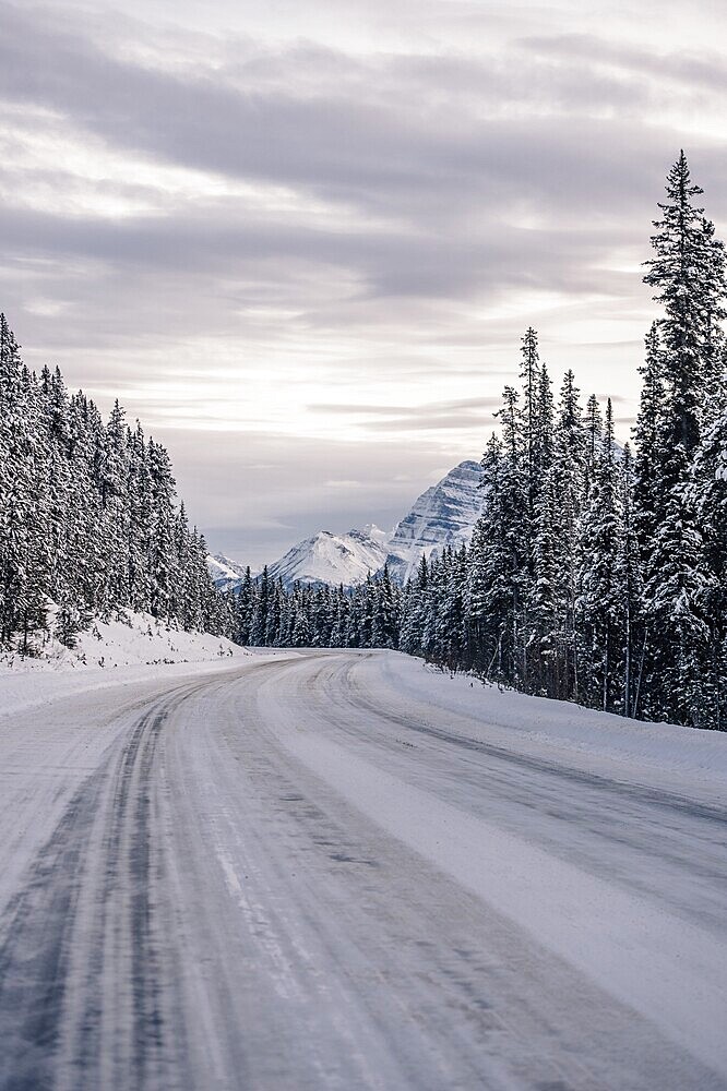 Winter road trip on the Icefields Parkway with lots of snow and ice, Banff National Park, Jasper National Park, Alberta, Canada