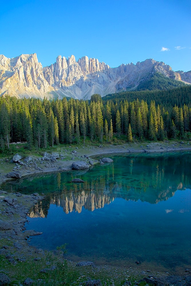 Lago di Carezza and Latemar Group mountains, Bolzano Province, Trentino-Alto Adige/South Tyrol, Italian Dolomites, Italy, Europe