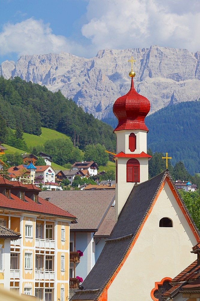 Houses and Little Church, Ortisei, Gardena Valley, Bolzano Province, Trentino-Alto Adige/South Tyrol, Italian Dolomites, Italy, Europe