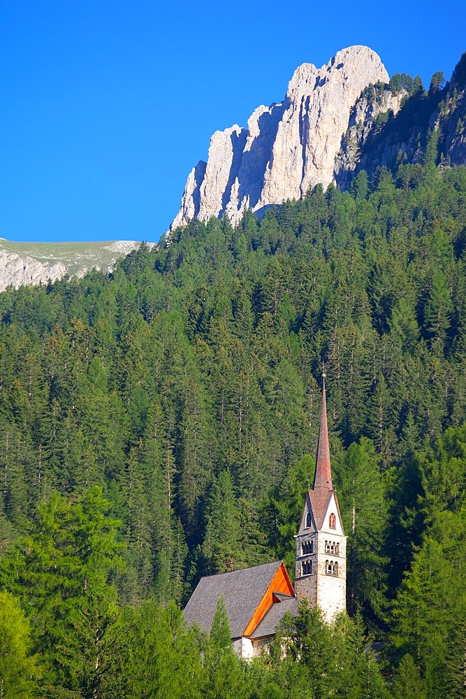 Church overlooked by Ciampedie Mountains, Vigo di Fassa, Fassa Valley, Trento Province, Trentino-Alto Adige/South Tyrol, Italian Dolomites, Italy, Europe