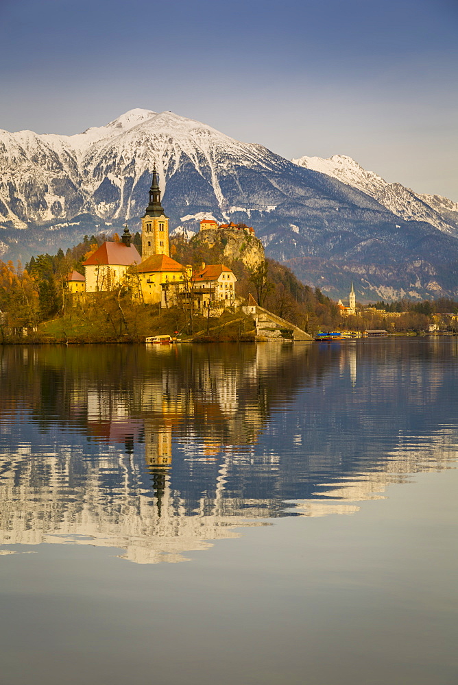 Lake Bled and Santa Maria Church (Church of Assumption) and Bled Castle and Julian Alps visible in the background, Gorenjska, Slovenia, Europe