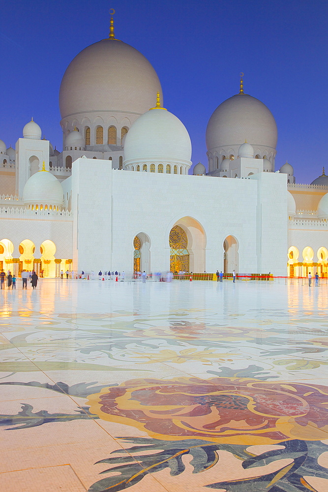 Sheikh Zayed Bin Sultan Al Nahyan Mosque at dusk, Abu Dhabi, United Arab Emirates, Middle East