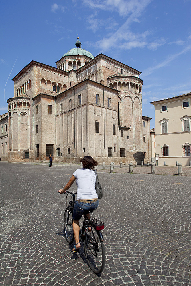 Duomo (Cathedral) and cyclist, Parma, Emilia Romagna, Italy, Europe