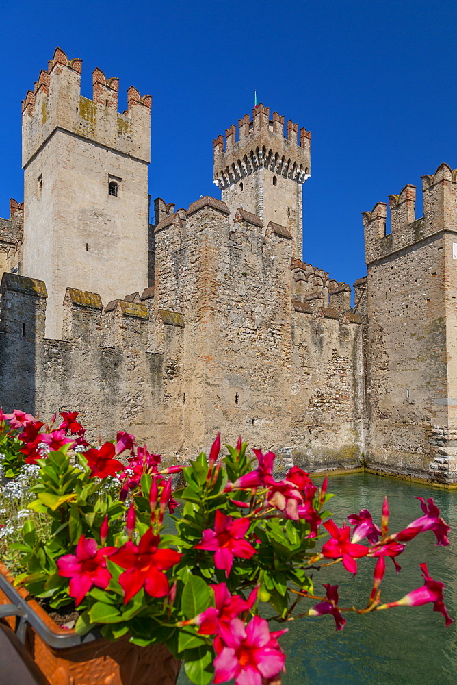 View of Castello di Sirmione on a sunny day, Sirmione, Lake Garda, Brescia, Lombardy, Italian Lakes, Italy, Europe