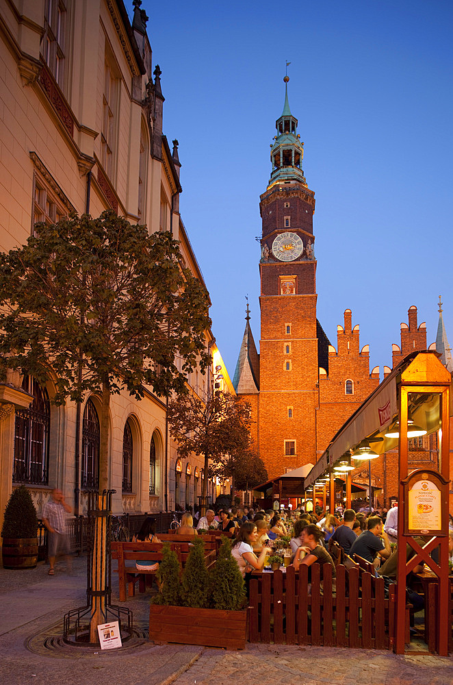 Town hall at dusk, Rynek (Old Town Square), Wroclaw, Silesia, Poland, Europe