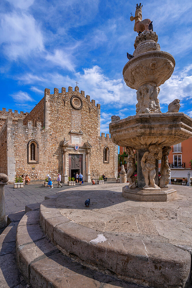 View of Duomo di Taormina and fountain in Piazza del Duomo in Taormina, Taormina, Sicily, Italy, Mediterranean, Europe