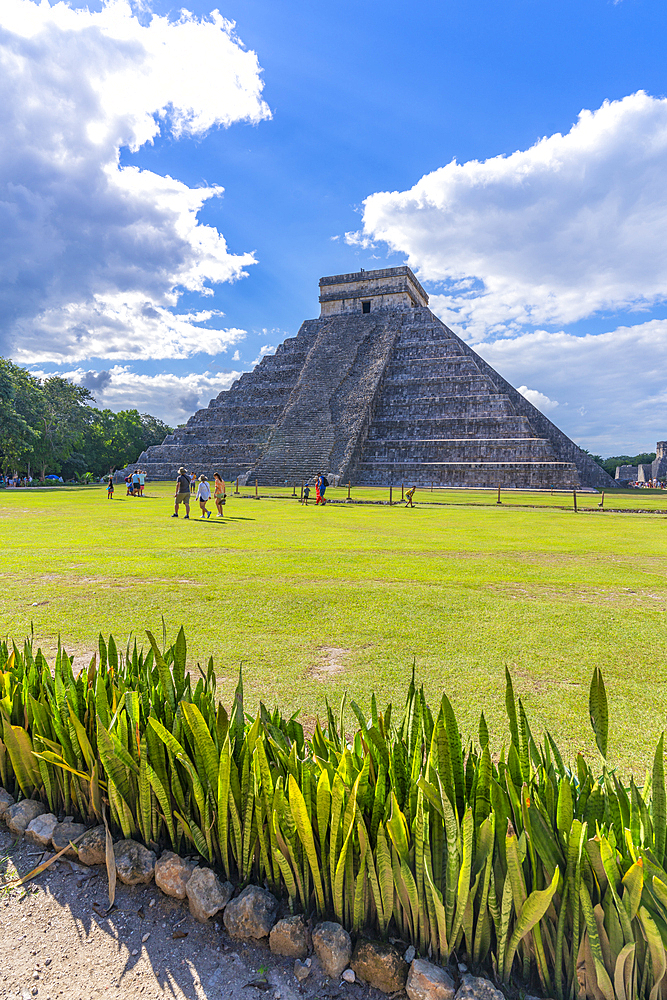 View of El Castillo (The Pyramid of Kukulkan), Mayan Ruin, Chichen Itza, UNESCO World Heritage Site, Yucatan State, Yucatan Peninsula, Mexico, North America