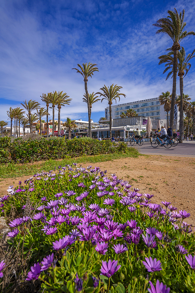 View of cafes and bars at Playa de Palma, S'Arenal, Palma, Majorca, Balearic Islands, Spain, Mediterranean, Europe