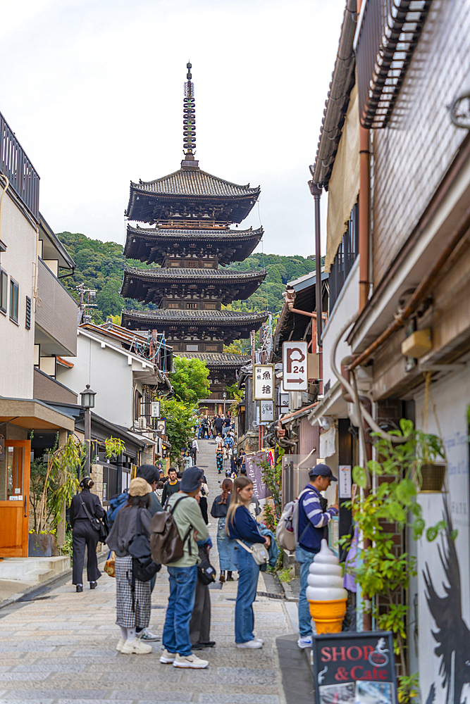 View of Sannen Zaka and Yasaka Pagoda in Gion, Kyoto Geisha District, Kyoto, Honshu, Japan