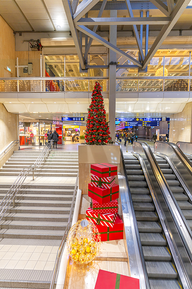 View of interior of Oslo Central Station at Christmas, Oslo, Norway, Scandinavia, Europe