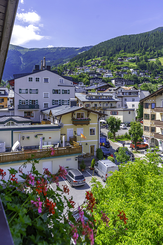 Elevated view of Zell am See on a sunny day, Zell am See, Salzburg, Austria, Europe