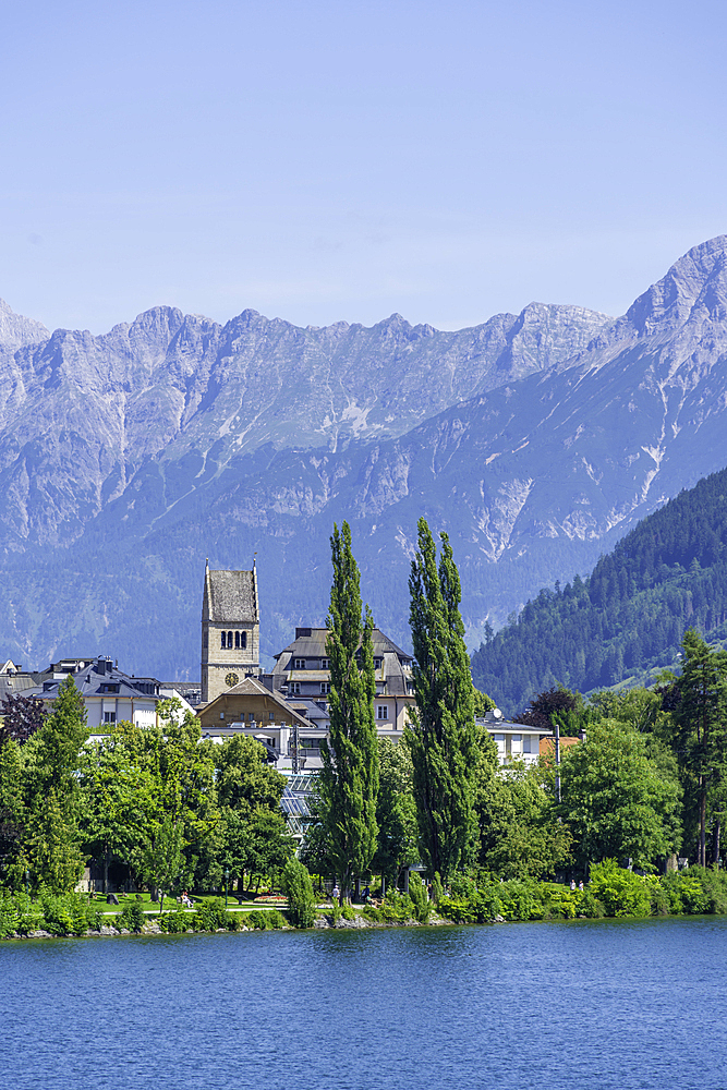 View of Zell am See and Lake Zell on a sunny day, Zell am See, Salzburg, Austria, Europe