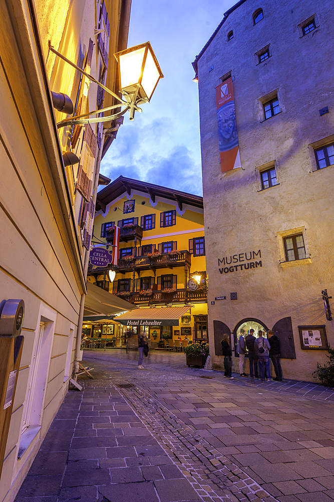 View of chalet hotel and Stadtplatz in Zell am See at dusk, Zell am See, Salzburg, Austria, Europe