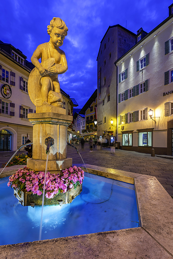 View of fountain in Stadtplatz in Zell am See at dusk, Zell am See, Salzburg, Austria, Europe