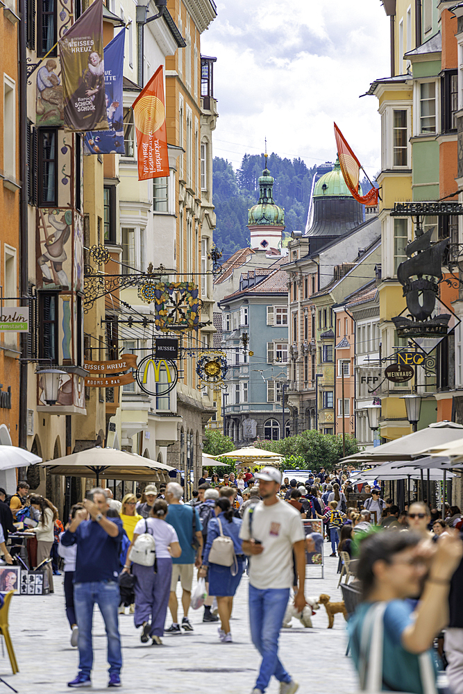 View of cafes in Herzog-Friedrich-Straße in the old town of Innsbruck on a sunny day in summer, Innsbruck, Tyrol Region, Austria, Europe