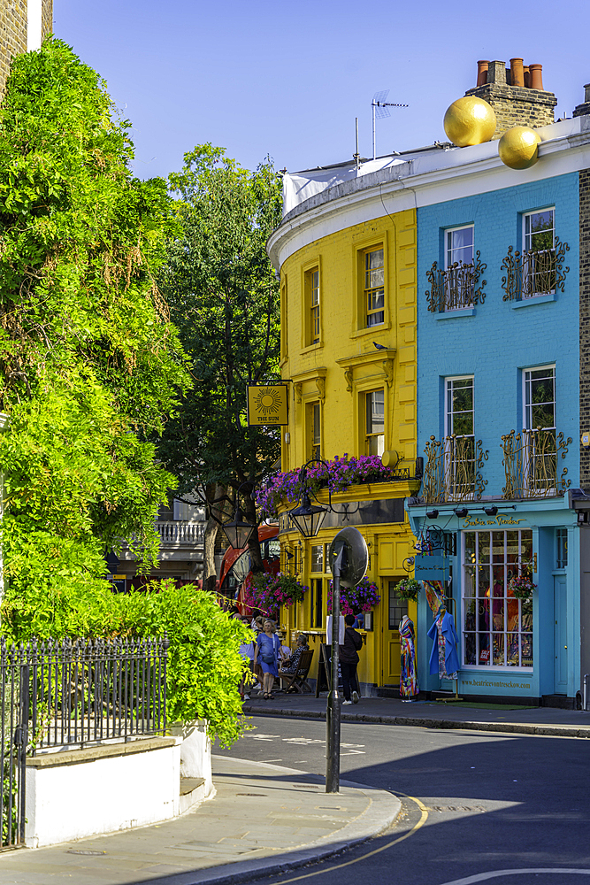View of Sun in Splendour public house in Kensington during summer, Kensington, London, England, United Kingdom, Europe