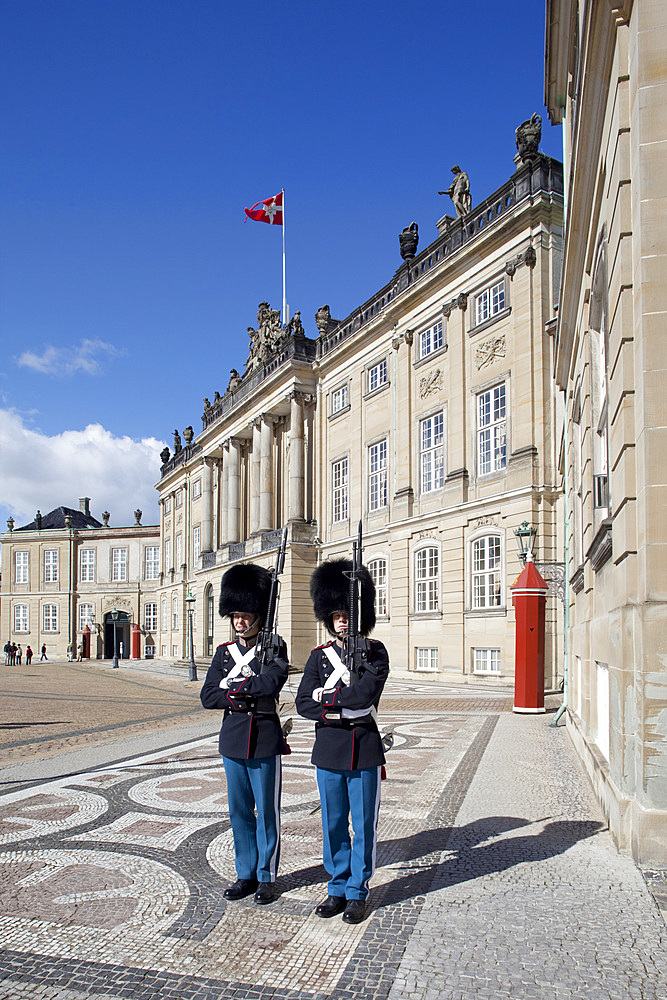 Guards at the Amalienborg Castle, Copenhagen, Denmark, Scandinavia, Europe