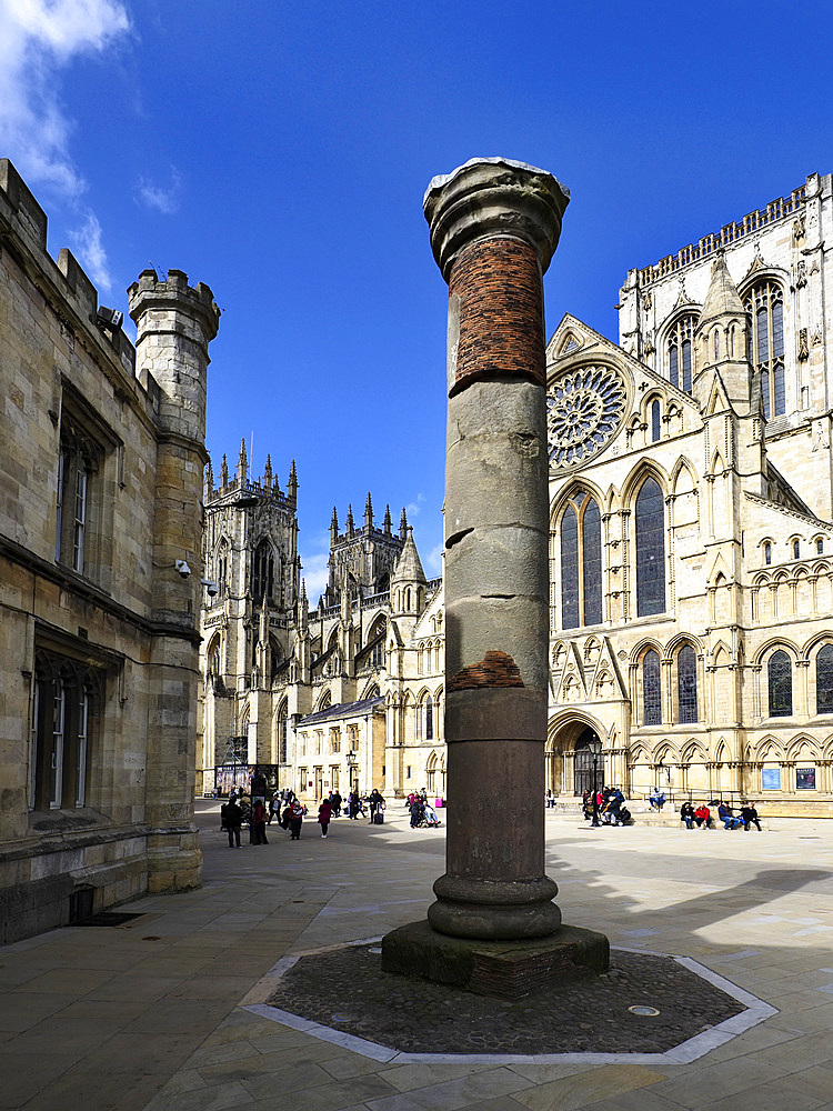 Roman Column and York Minster in Minster Yard, York, Yorkshire, England, Unted Kingdom, Europe