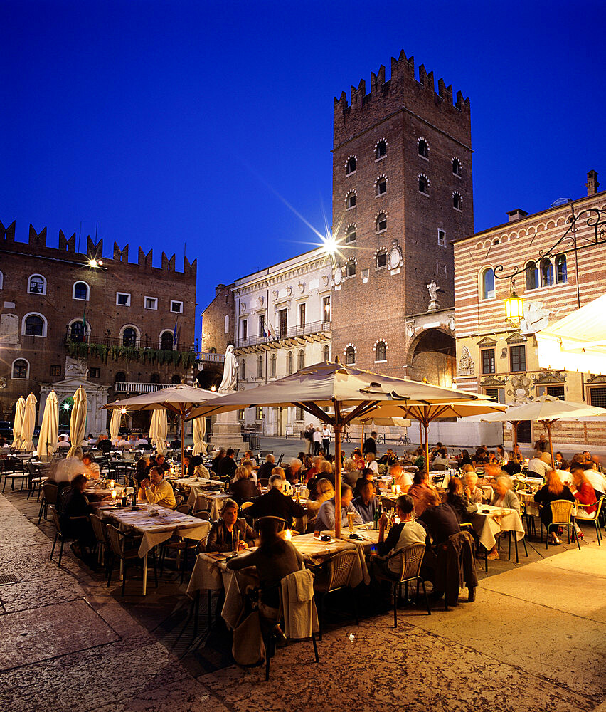 Evening dining in the old town, Verona, UNESCO World Heritage Site, Veneto, Italy, Europe